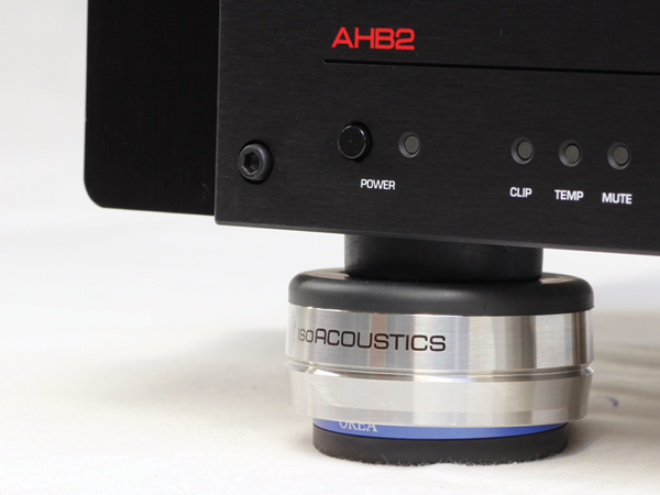 IsoAcoustics OREA Indigo supporting a Benchmark AHB2 Stereo Amplifier